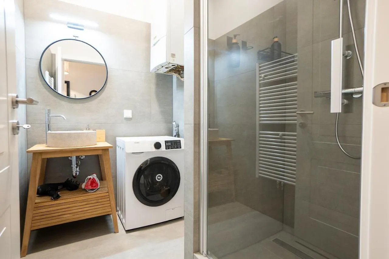 Fully Renovated 2-Room Central Apartment Vienna