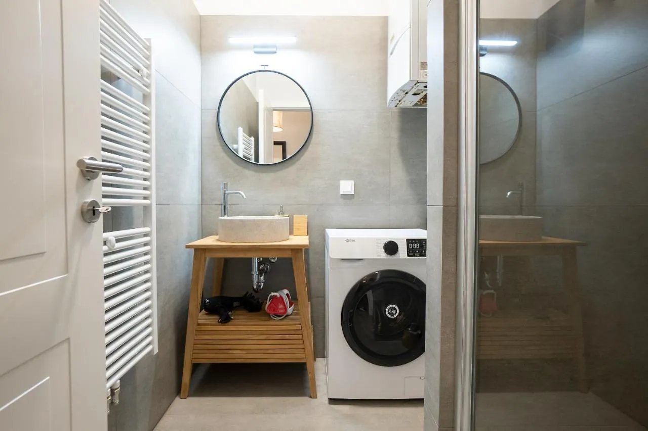 Fully Renovated 2-Room Central Apartment Vienna